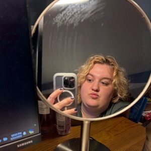 Meet your Posher, Amelia